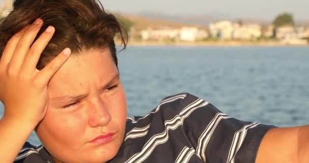 Close-up knappe tiener jongen gezicht in de zomertijd — Stockvideo