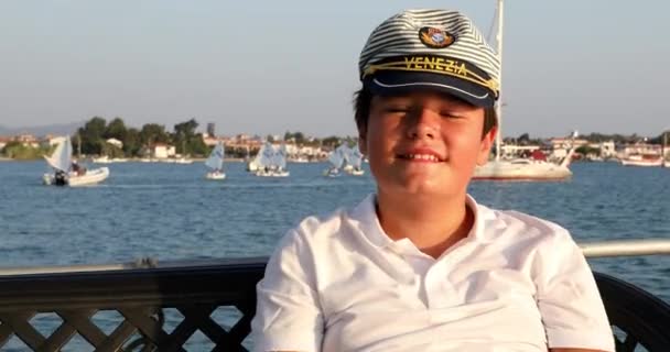 Yat güvertesi 4 yakışıklı bir genç denizci closeup portre — Stok video