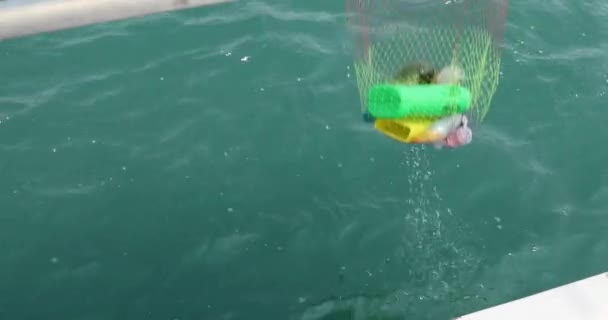 Das Sammeln von Plastikflaschenabfällen im Meer, die in die Schaufel geworfen werden 2 — Stockvideo