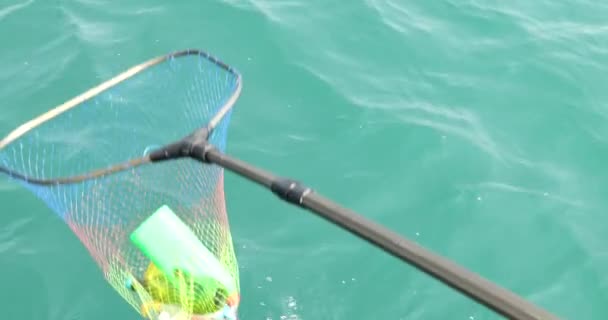 Recogida de residuos de botellas de plástico en el mar para verter en la pala 4 — Vídeos de Stock