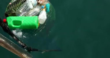 Kürek içine atılmış denizde plastik şişe atık toplama