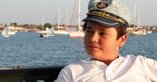 Teknede kameraya gülümseyen yakışıklı genç çocuk — Stok video