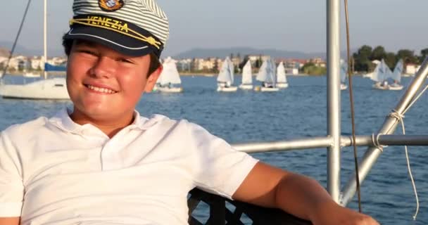 Portrait d'un beau jeune marin sur le pont yacht 2 — Video