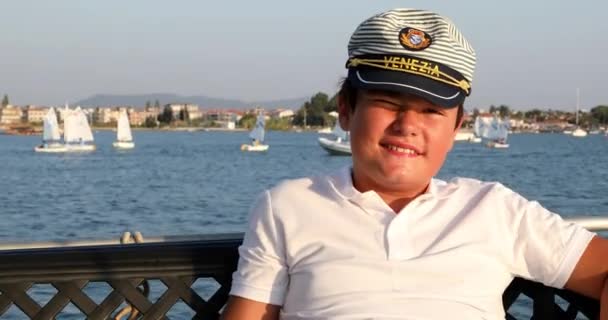 Portrait d'un beau jeune marin sur le pont 3 — Video