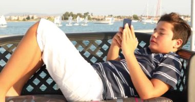 Yaz saati 2 akıllı telefon ile genç çocuk