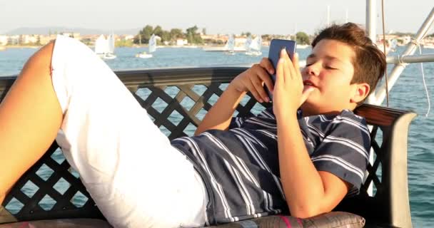 Νεαρό αγόρι με smartphone κατά τη θερινή ώρα 3 — Αρχείο Βίντεο