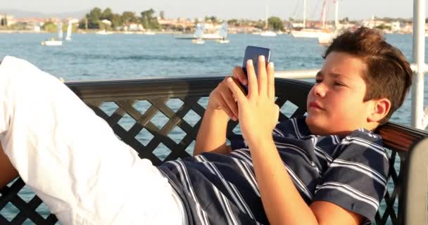 男孩与智能手机在夏天的时间 — 图库视频影像