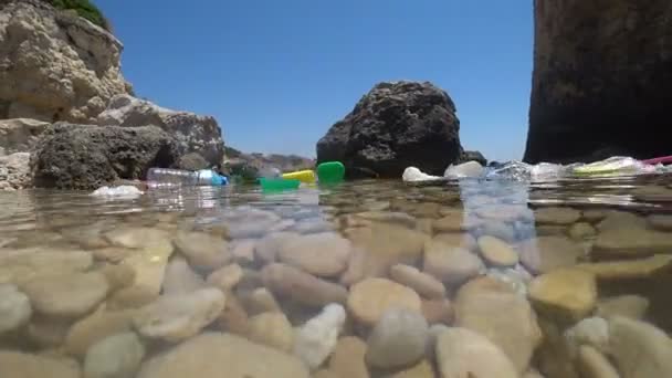 Contaminación plástica de basura en el mar 10 — Vídeo de stock