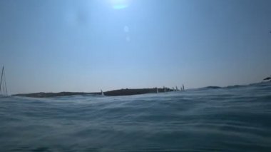 Yelkenli iyimserler bir görünüm güneşli rüzgarlı günde yelken eğitimi 2