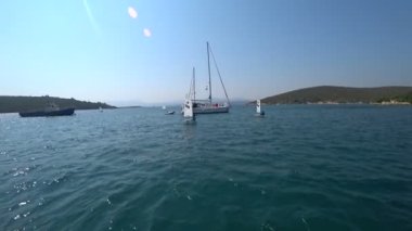 Yelkenli iyimserler bir görünüm güneşli rüzgarlı gün 3 yelken eğitimi