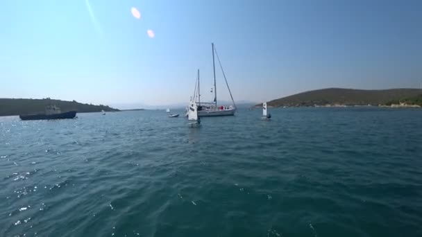 Una vista de los optimistas de veleros de entrenamiento de vela en el soleado día ventoso 3 — Vídeo de stock