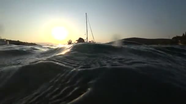 Jovem menino se divertindo no mar 2 — Vídeo de Stock