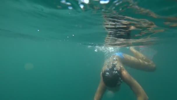 水中3の少年 — ストック動画