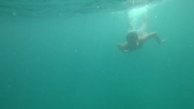 Su altında genç çocuk