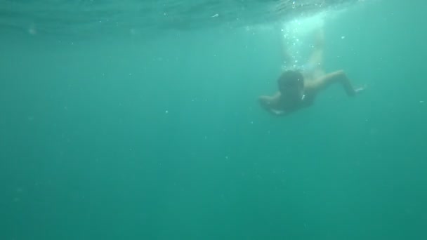 Young boy underwater — Stock Video