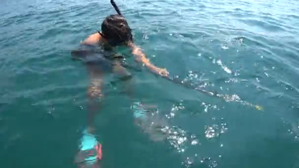 Joven pescador de lanzas con lanza preparándose para bucear 2 — Vídeo de stock