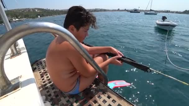 Young spear fisherman with speargun preparing for diving — Stock Video
