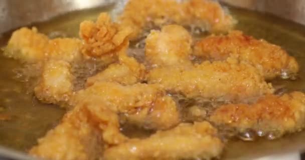 Pollo frito en una sartén 7 — Vídeos de Stock