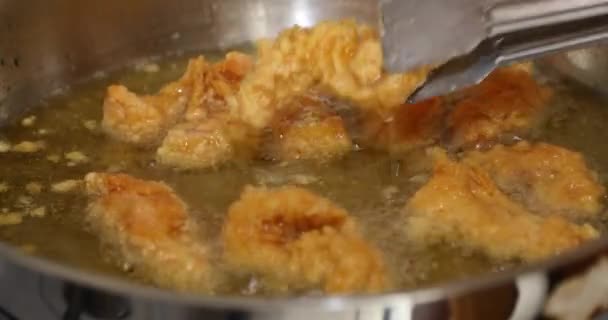 Friture de poulet dans une poêle — Video