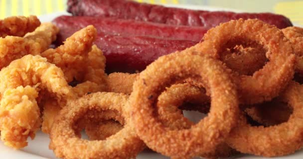 Sausage chicken and onion rings on a plate 4 — Stock Video