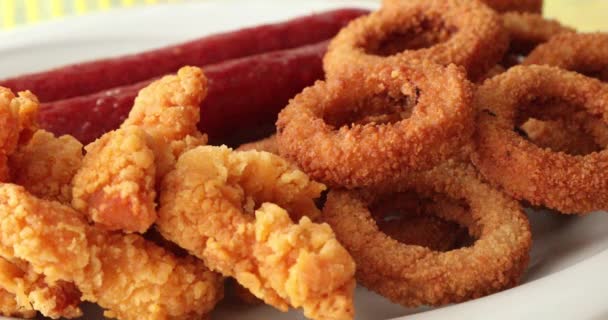 Anillos de pollo con salchicha y cebolla en un plato 6 — Vídeos de Stock