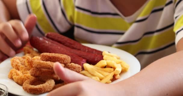 Młody chłopak jedząc różnego rodzaju Fast food 2 — Wideo stockowe
