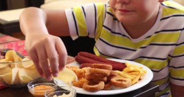 Genç çocuk fast food farklı türde yemek 4