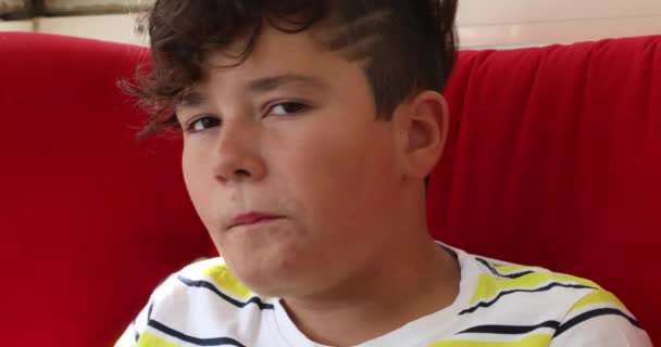 바나나를 먹는 어린 소년 — 비디오