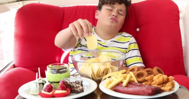 Menino Pré Adolescente Doloroso Com Dor Abdominal Comendo Muita Comida — Vídeo de Stock