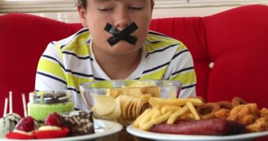 Genç çocuk ağız fast food plaka ile koli bandı ile mühürlü