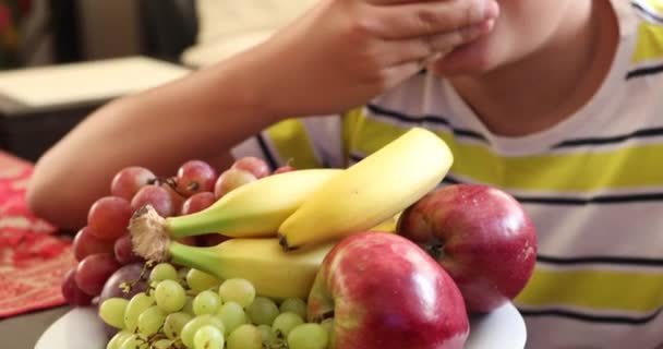 Giovane ragazzo con diversi tipi di piatto di frutta 3 — Video Stock