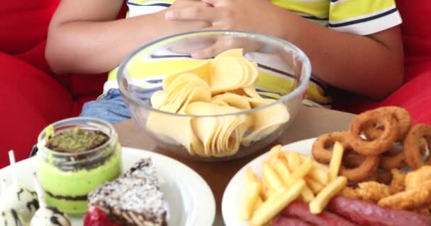 Bolesny Nastolatek Bólem Brzucha Jedzący Dużo Smażonego Jedzenia — Wideo stockowe