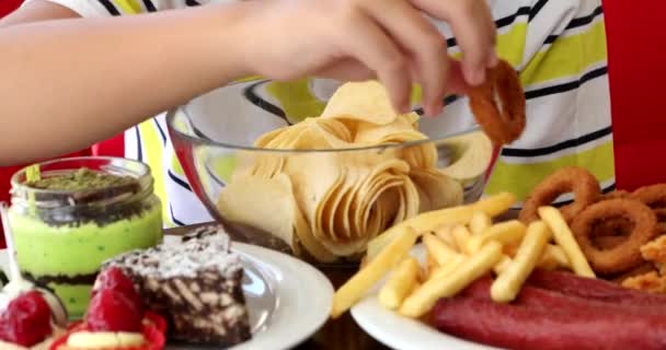 Joven chico le gusta la comida basura 4 — Vídeos de Stock