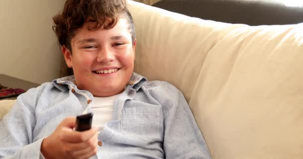 Criança assistindo televisão e rindo 3 — Vídeo de Stock