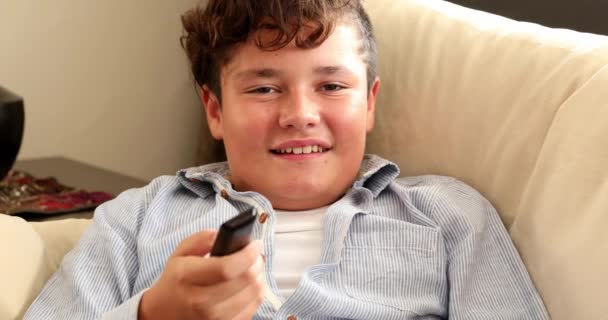 Niño viendo la televisión y riendo 2 — Vídeos de Stock