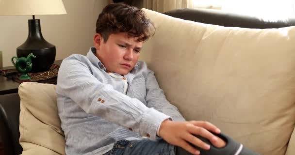 Мальчик с болью в колене 3 — стоковое видео