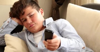 Uykulu genç çocuk evde tv izlerken