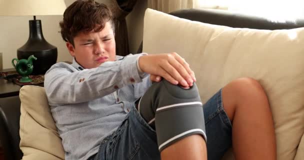 Menino jovem com dor no joelho 2 — Vídeo de Stock