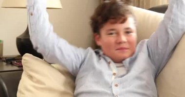 Çocuk televizyon izlerken ve gülen 6