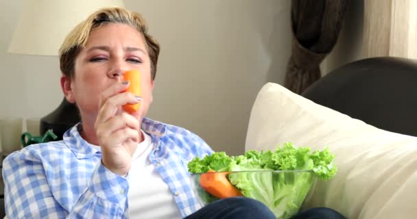 Концепція дієти Жінка їсть свіжі здорові овочі — стокове відео