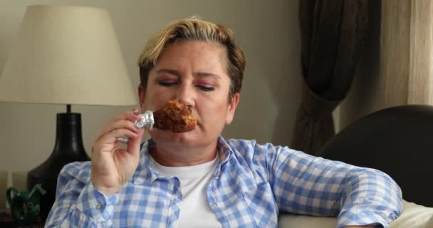 Concepto de dieta mujer oliendo pierna de pollo frito comer zanahoria 2 — Vídeos de Stock