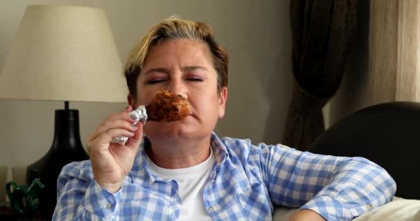 Διατροφή έννοια Γυναίκα μυρίζει τηγανητό πόδι κοτόπουλου τρώει φρέσκο μαρούλι 2 — Αρχείο Βίντεο