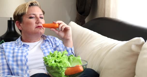Mujer cansada de las restricciones de dieta 3 — Vídeo de stock