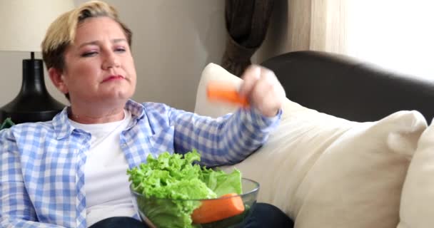 Mujer cansada de las restricciones de dieta 5 — Vídeo de stock