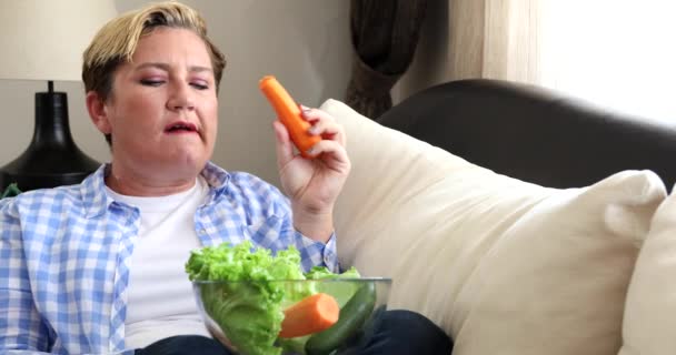 Žena unavená dietními omezeními — Stock video