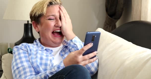 Mulher com telefone inteligente rindo da casa 3 — Vídeo de Stock