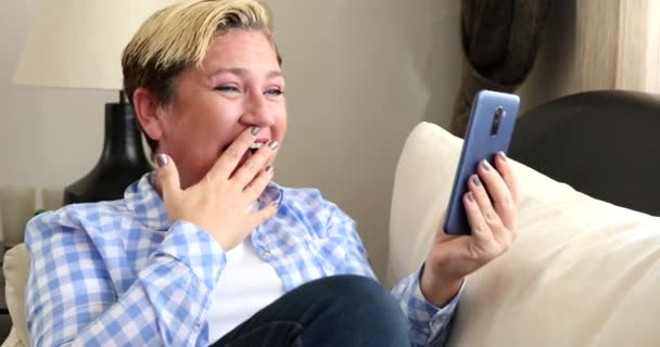 Γυναίκα με έξυπνο τηλέφωνο γελάει στο σπίτι 4 — Αρχείο Βίντεο