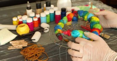 Gömleğe kravat boyası tekniği uygulayan kadın