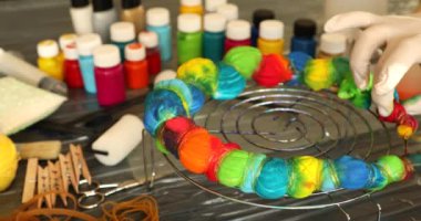 Gömleğe kravat boyası tekniği uygulayan kadın