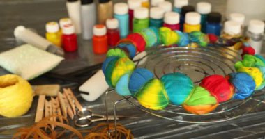 Gömleğe kravat boyası tekniği uygulayan kadın